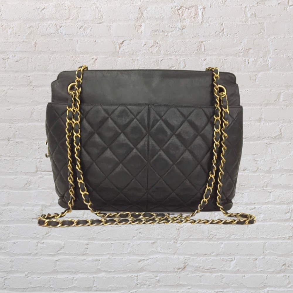 CHANEL Quilted Matelasse CC
Logo Lambskin Chain Shoulder Bag